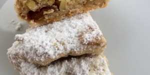 Beitragsbild des Blogbeitrags Orangige Mini Dinkel Stollen mit Nougat, Walnüssen und Datteln 