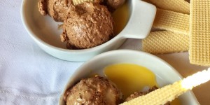 Beitragsbild des Blogbeitrags Genuss in rot weiß rot – die Silvester Edition: Haselnusseis mit Eierlikör und Schokolade