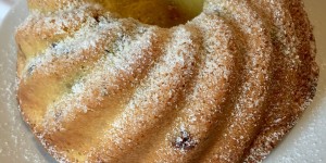 Beitragsbild des Blogbeitrags Fluffiger Eierlikör Gugelhupf mit Schokostücken