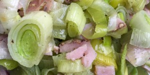Beitragsbild des Blogbeitrags Sparsam genießen: Lauch mit Schinken und Salzkartoffel