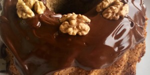 Beitragsbild des Blogbeitrags Geburtstagsgugelhupf: Walnuss mit Schokoladenglasur 