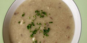 Beitragsbild des Blogbeitrags Günstig genießen: vegane Brotsuppe 