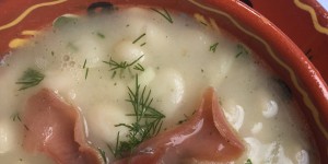 Beitragsbild des Blogbeitrags Weiße Bohnensuppe mit Dille und getrocknetem Schweinefilet
