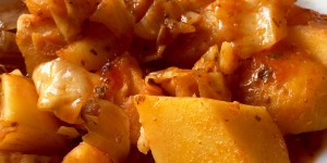 Beitragsbild des Blogbeitrags Sparsam genießen: Erdäpfel-Krautgulasch, vegan