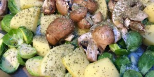 Beitragsbild des Blogbeitrags Schweinefilet mit Knoblauch-Kräuterbutter und Gemüse aus dem Ofen