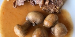 Beitragsbild des Blogbeitrags Backerl vom Rind in Thymiansauce mit Champignons 