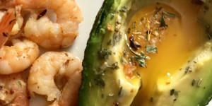 Beitragsbild des Blogbeitrags Avocado mit Ei und Knoblauch-Chili Gambas 