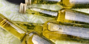 Beitragsbild des Blogbeitrags Bärlauchliebe: Selbst gemachtes Bärlauchöl mit Olivenöl 
