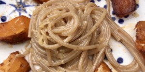 Beitragsbild des Blogbeitrags Vollkorn Pasta mit Käsesauce und würzigem Kürbis
