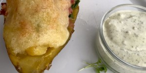 Beitragsbild des Blogbeitrags Gefüllter, mit Käse überbackener Erdapfel, Bärlauchdip 