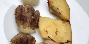 Beitragsbild des Blogbeitrags Faschierte Laberl am Spieß – mit Zwiebeln und Backofenerdapfel