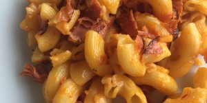 Beitragsbild des Blogbeitrags Herzhafter Nudelauflauf im Balkanstyle – Ajvar macht das Leben bunt