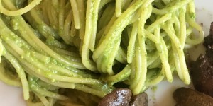 Beitragsbild des Blogbeitrags Pasta mit Bärlauchpesto und Hühnerleber in Rotwein 