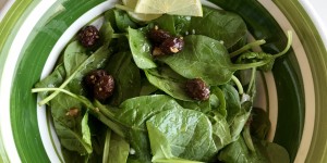 Beitragsbild des Blogbeitrags Babyspinat Salat mit Oliven und Limette