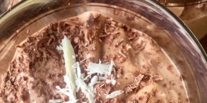 Beitragsbild des Blogbeitrags Schokoladenmousse mit Rum und noch mehr Schokolade! 