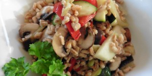 Beitragsbild des Blogbeitrags Gesund und knackig: Dinkelreis mit Gemüse, vegan, vegetarisch 