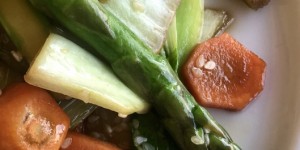 Beitragsbild des Blogbeitrags Ratzfatz auf dem Teller: Gemüsepfanne mit Spargel und Sesam