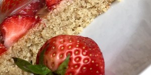 Beitragsbild des Blogbeitrags Weißer Mohnkuchen mit Schokolade und Erdbeeren 