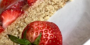 Beitragsbild des Blogbeitrags Weißer Mohnkuchen mit Schokolade und Erdbeeren