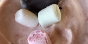 Beitragsbild des Blogbeitrags Genuss in Rot Weiß Rot – Erdbeermousse