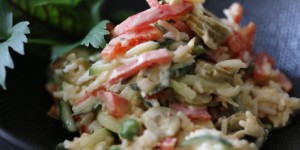Beitragsbild des Blogbeitrags Sommerlicher Reissalat mit Huhn mit Obers trifft Sahne 