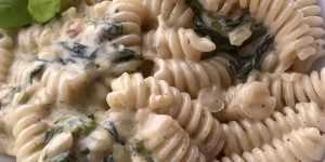 Beitragsbild des Blogbeitrags Drei Hände voll Soulfood: Pasta mit Baby Spinatsauce 