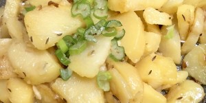 Beitragsbild des Blogbeitrags Hausmannskost: Erdäpfelschmarren mit Jungzwiebel