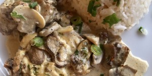 Beitragsbild des Blogbeitrags Schweinslungenbraten mit Champignons und Kräutern aus dem Backofen 