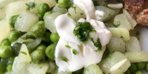Beitragsbild des Blogbeitrags Hausmannskost: Faschierte Laibchen und Kohlrabi-Erbsen Gemüse