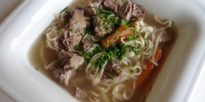 Beitragsbild des Blogbeitrags Suppenkasperls Freuden: Rindssuppe mit Tafelspitz und selbergemachten Nudeln