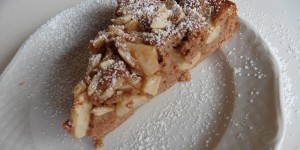 Beitragsbild des Blogbeitrags Sonntagskuchen vom 25.10. Kakao-Apfelkuchen mit Zimt und Mandelstifteln