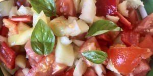 Beitragsbild des Blogbeitrags Große Salatliebe – Rezept mit Knoblauchdressing und Basilikum 