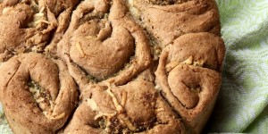 Beitragsbild des Blogbeitrags Dinkel Zupfbrot – Rezept mit Kräuterpesto und Käse