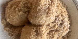 Beitragsbild des Blogbeitrags Rezept für meine besten Zwetschkenknödel mit karamellisierten Bröseln
