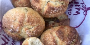 Beitragsbild des Blogbeitrags Rezept für schnelle Kräuterweckerl aus Topfenteig – ohne Germ