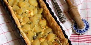 Beitragsbild des Blogbeitrags Rezept für eine herbstliche Tarte mit Birnen, Blauschimmelkäse und Kapern