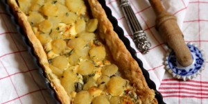 Beitragsbild des Blogbeitrags Rezept für eine herbstliche Tarte mit Birnen, Blauschimmelkäse und Kapern 