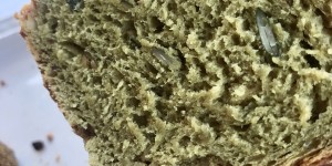 Beitragsbild des Blogbeitrags Steirisches Kürbiskernbrot mit Kürbiskernöl und Polentakruste
