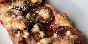 Beitragsbild des Blogbeitrags Zwetschkentarte mit Butterstreusel – Rezept für den schnellen Kuchenhunger