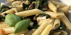 Beitragsbild des Blogbeitrags Pastaday – Pasta mit jungem Spinat, Chili, Paradeisern und Feta