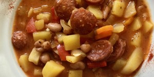 Beitragsbild des Blogbeitrags Scharfes Rezept: Erdäpfel-Bohnen Eintopf mit Wurst und Paprika 