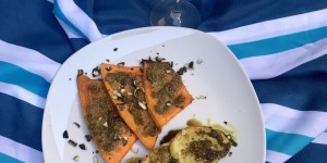 Beitragsbild des Blogbeitrags Airfryer Rezept: Muskatkürbis und Erdäpfel mit Kräuterpesto Kruste 