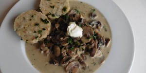 Beitragsbild des Blogbeitrags Revival: Schwammerlsauce mit Serviettenknödel