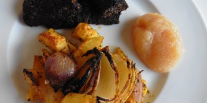 Beitragsbild des Blogbeitrags Wenns schnell gehen soll: Erdäpfel, Zwiebel und Blunzen aus dem Backrohr mit Apfel-Quittenmus