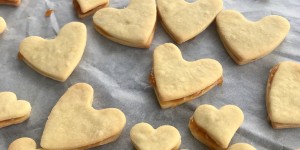 Beitragsbild des Blogbeitrags Orangen-Sanddornkekse mit Milchschokolade