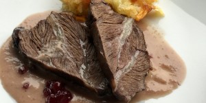 Beitragsbild des Blogbeitrags Geschmortes Kalbswangerl mit Rotwein und Quitten-Preiselbeersauce