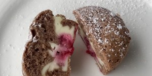 Beitragsbild des Blogbeitrags Schokoladentorte mit Himbeer-Cheesecake Füllung