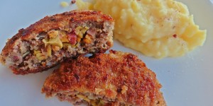 Beitragsbild des Blogbeitrags Hausmannskost: Faschierte Laberl mal ganz anders, Erdäpfelpüree mit Specksalz