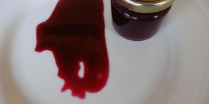 Beitragsbild des Blogbeitrags Wilde Freuden: Herbsüße Sauce aus Schlehen und Hollerbeeren