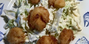 Beitragsbild des Blogbeitrags Panierte Garnelen mit Kokos und Salat mit Sesamöl und Harissa Dressing 